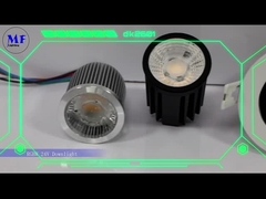 Έξυπνη οικογένεια κάτω από το φως